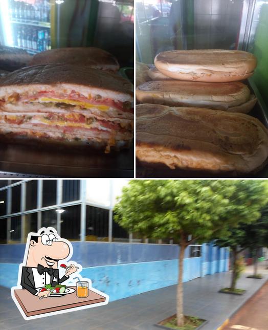 Esta é a foto mostrando comida e interior no Bar Antena 1 (Bar do Bêbe)
