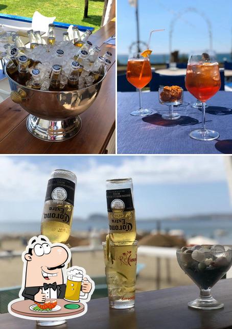 Puoi ordinare un rinfrescante bicchiere di birra chiara o scura