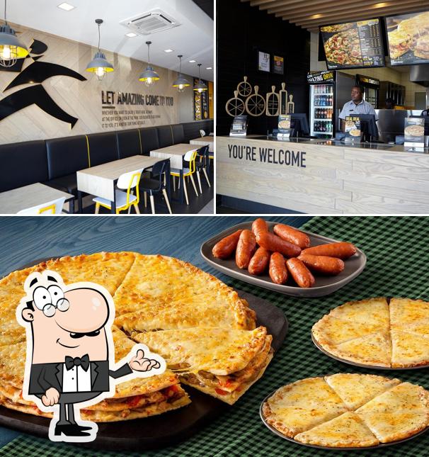 Debonairs Pizza se distingue par sa intérieur et nourriture