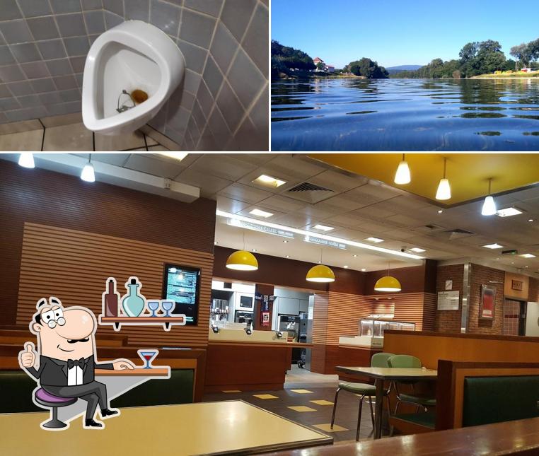 L’image de la intérieur et extérieur concernant McDonald's