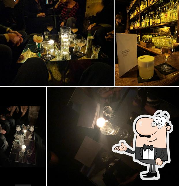 Installez-vous à l'une des tables de Experimental Cocktail Club