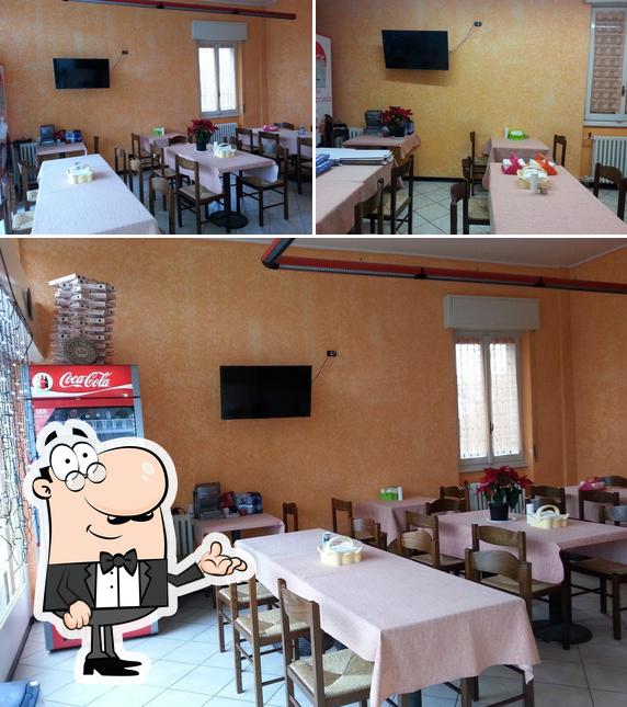 La immagine di interni e tavolo da pranzo da Pizzeria e Kebab Il Mago 6