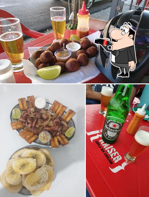 Entre diversos coisas, bebida e comida podem ser encontrados no Bar Do Fernando