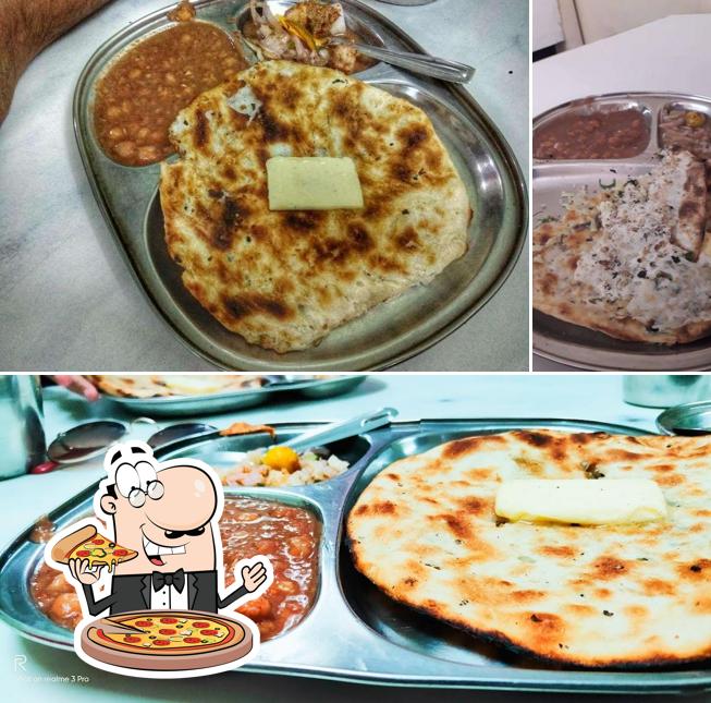 Get pizza at Bhai Kulwant Singh Kulchian Wale