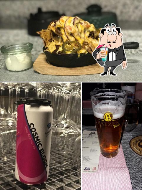 Questa è la immagine che raffigura la bevanda e cibo di Riverside Gastropub