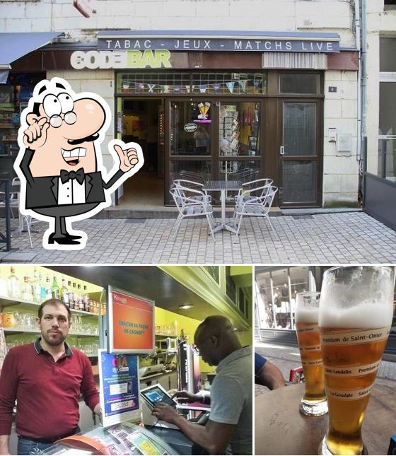 La photo de la intérieur et bière de LE CODE BAR’s