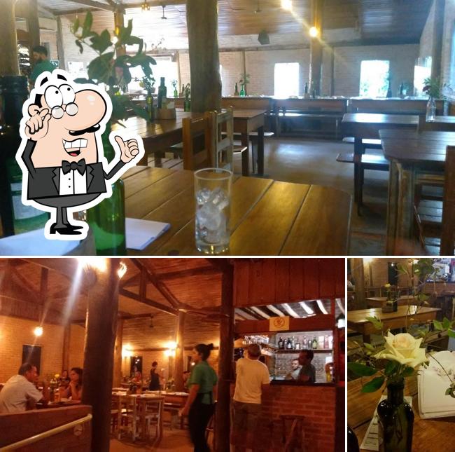 Sente em uma das mesas no Pizza Bel