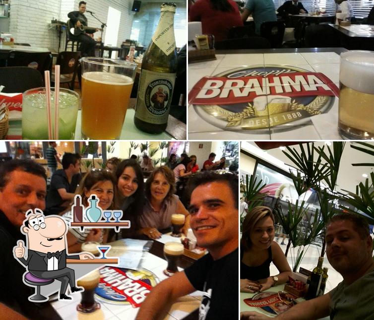 A imagem da interior e balcão de bar a Quiosque Chopp Brahma