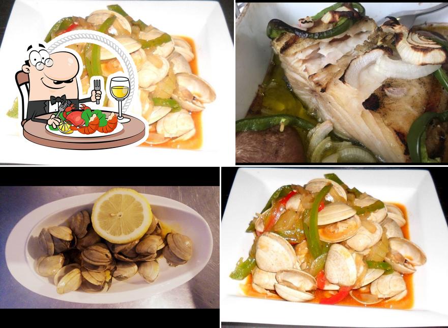 Consiga diversos pratos de frutos do mar oferecidos no Restaurante Os Castrejos