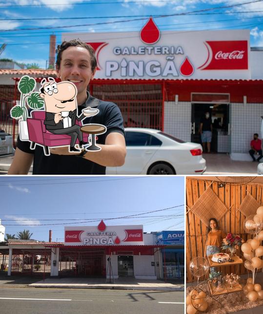 Sente em uma das mesas no Restaurante Galeteria Pingão