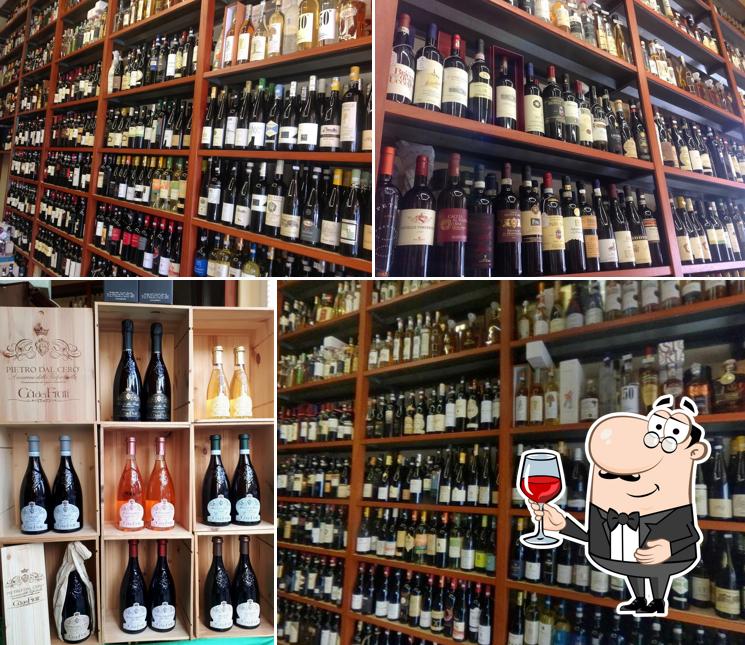 Goditi un bicchiere di vino a Enoteca Solfanelli Roma