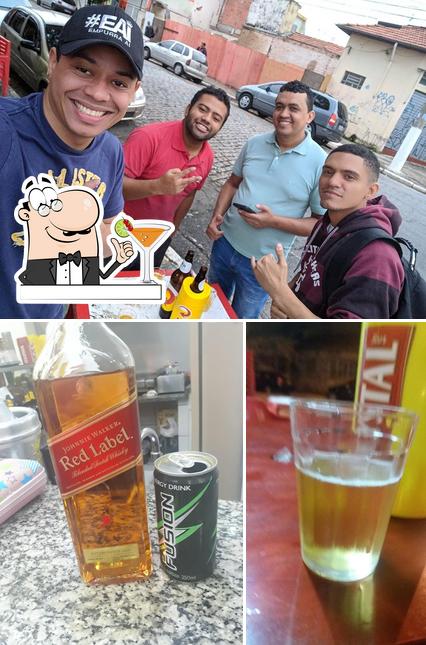 Confira a foto apresentando bebida e bolo no Bar Lanches Bole