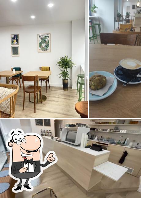 Voici la photo affichant la intérieur et table à manger sur La Pépiterie Coworking Café Angers Gare