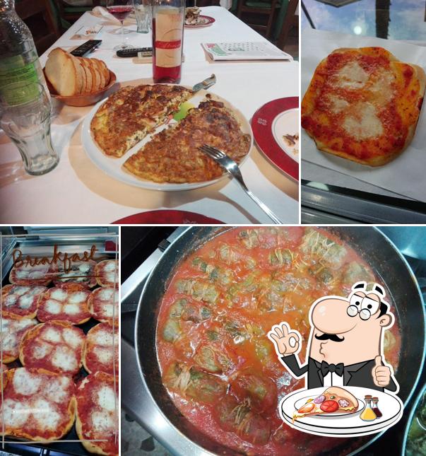 Prenditi una pizza a Pizzeria Ristorante Giulia di Foschi Fausto