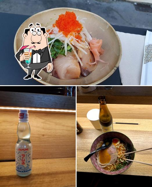Mira las imágenes que muestran bebida y comida en Sentaku Ramen Bar