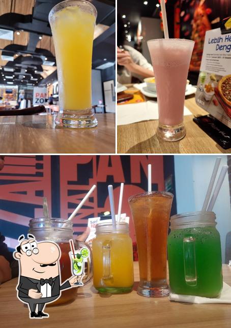 Enjoy a drink at Pizza Hut Restoran