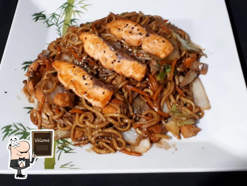 Look at this picture of !Yaki' n box o yakisoba da caixinha marrom