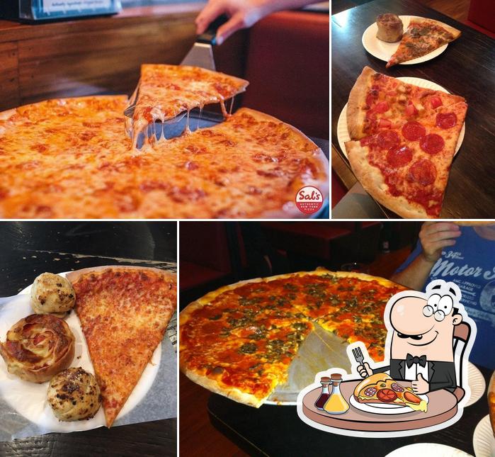 Отведайте пиццу в "Sal's Authentic NY Pizza - Fort Street"