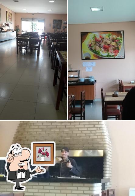 Sente em uma das mesas no Divina Grill Restaurante