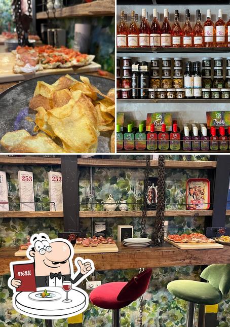 Tra le diverse cose da Enoteca Wine Art si possono trovare la cibo e tavolo da pranzo