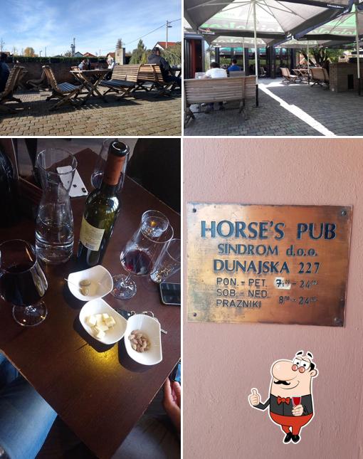 È gradevole bersi un bicchiere di vino a Horse's Pub