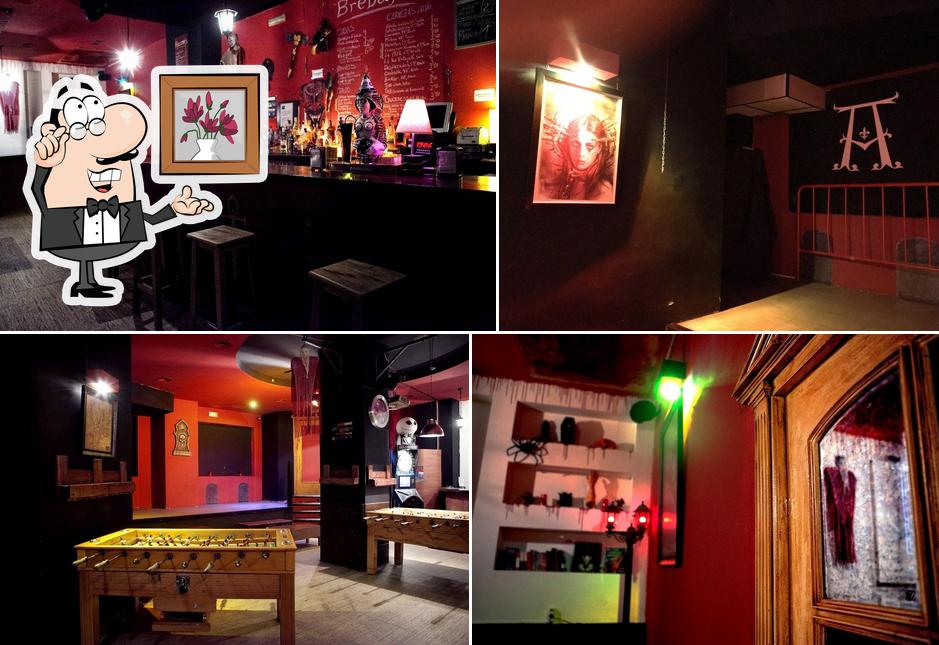 Check out how Pub Admiral's Arms looks inside