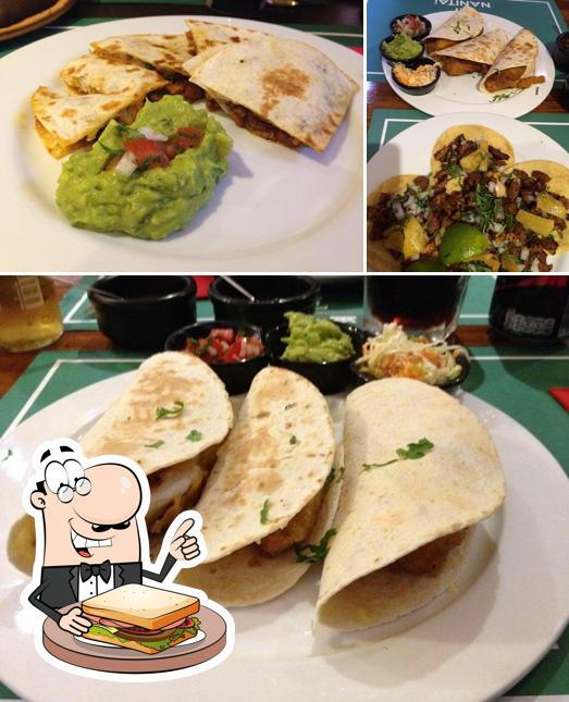Disfruta de un sándwich en La Cantina Mexicana