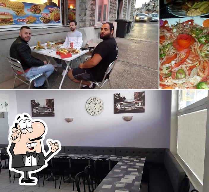 Parmi les différentes choses de la intérieur et la pizza, une personne peut trouver sur Ali Baba Restaurant