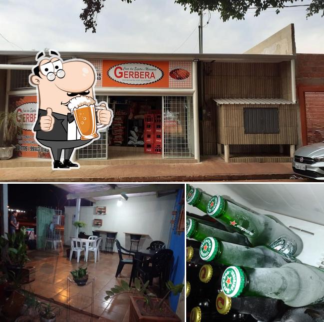 Desfute um copo de cerveja leve ou escura
