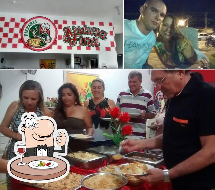 Comida em Pizzaria Mistura Fina