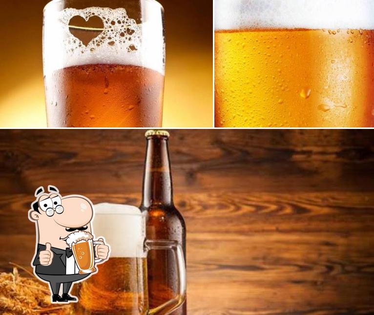 Desfute um copo de cerveja leve ou escura