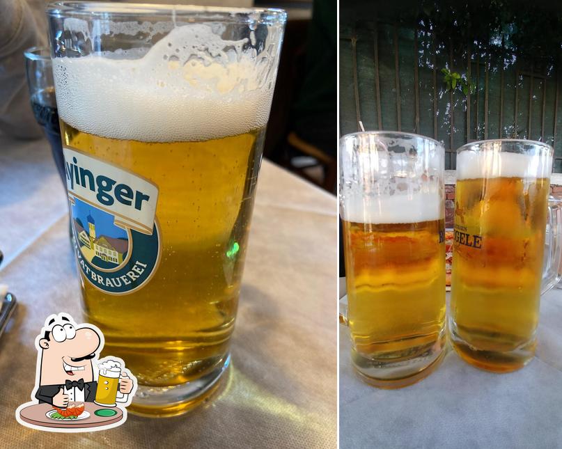 Puoi ordinare un rinfrescante bicchiere di birra chiara o scura