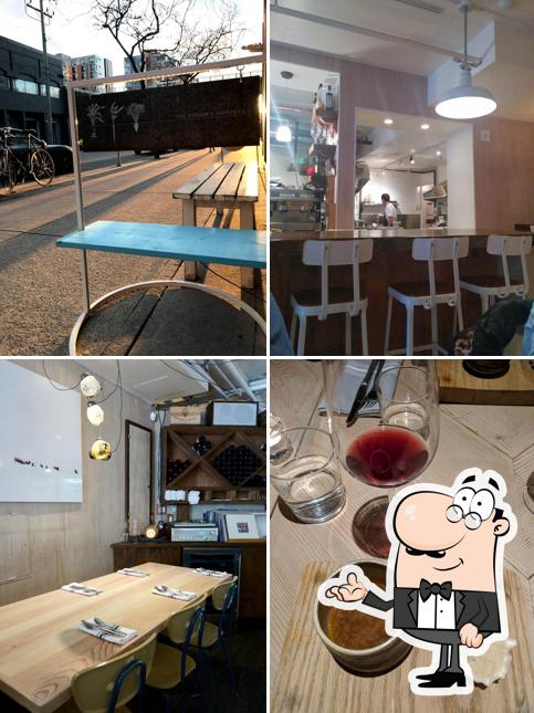 Installez-vous à l'une des tables de Farmer's Apprentice Restaurant