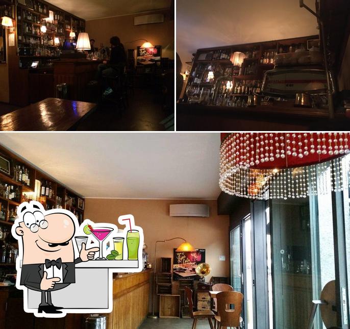 Pigato Milano Clubhouse Sandwich and Fine Drinks se distingue par sa comptoir de bar et intérieur