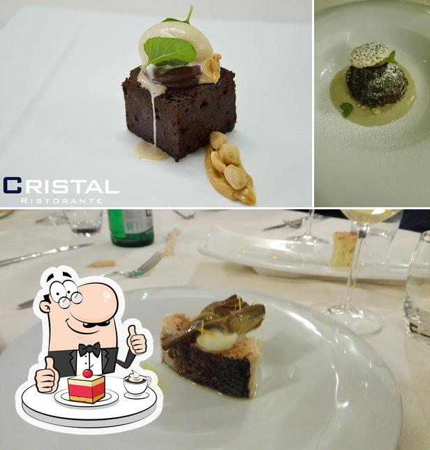 Ristorante Cristal serve un'ampia gamma di dolci