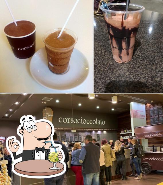 Questa è la foto che presenta la bevanda e interni di Corso Cioccolato