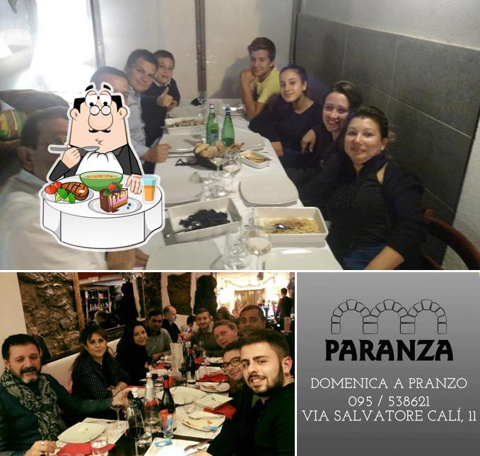 Questa è la foto che raffigura la tavolo da pranzo e esterno di Paranza