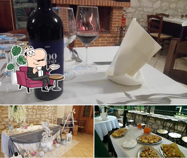 Dai un’occhiata alla immagine che mostra la interni e vino di Antico Ristorante Aciniello