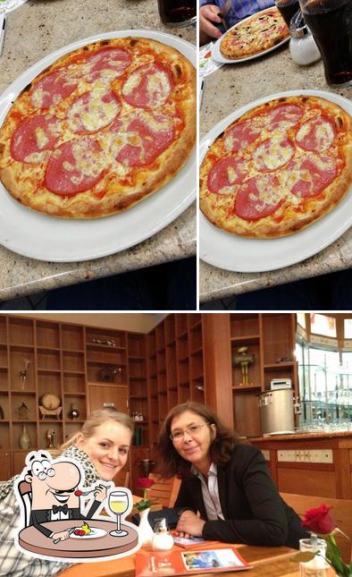 В Eiscafe Pizzeria Amalfi im Kaufland есть еда, внутреннее оформление и многое другое
