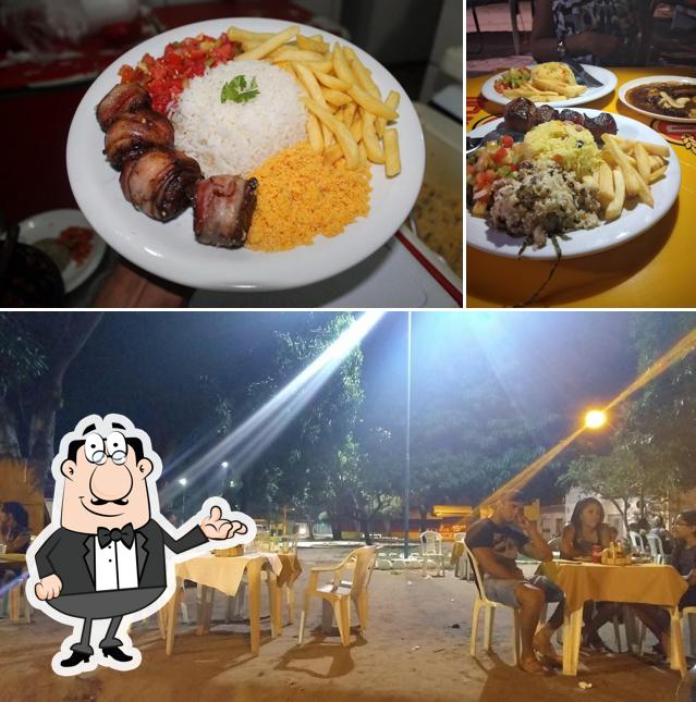 Sente em uma das mesas no Temperado Espeto e Restaurante