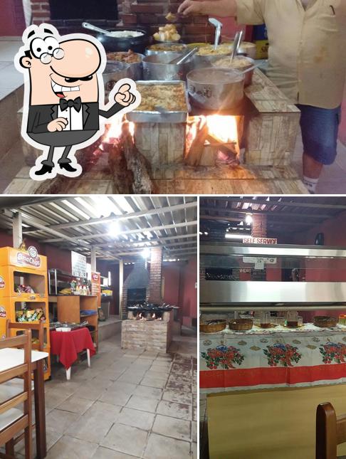 Sente em uma das mesas no restaurante caixote