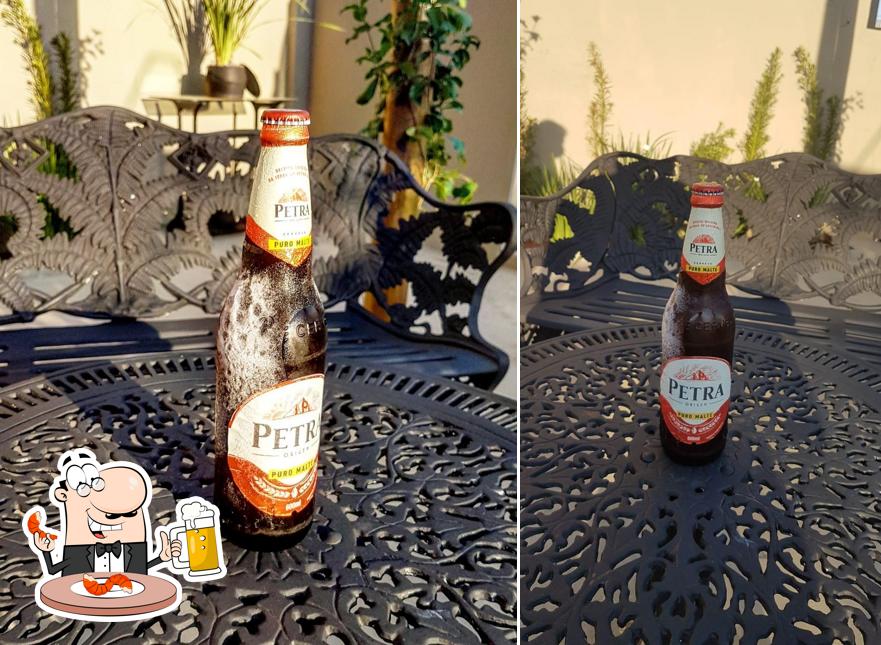 Desfute uma tulipa de cerveja leve ou escura