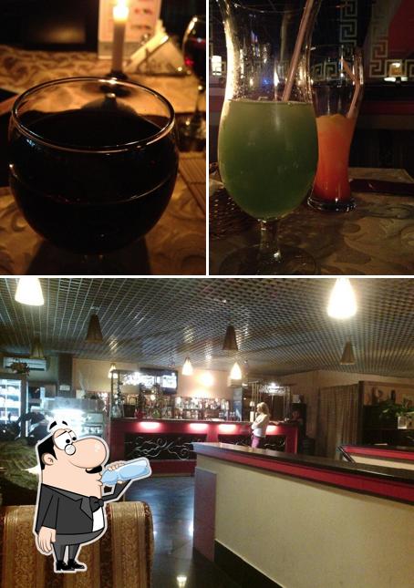 Это фото, где изображены напитки и барная стойка в Династия
