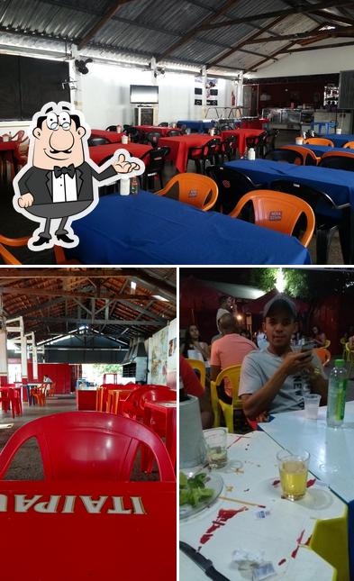 Sente em uma das mesas no Pizzaria e Restaurante Toca do Bode