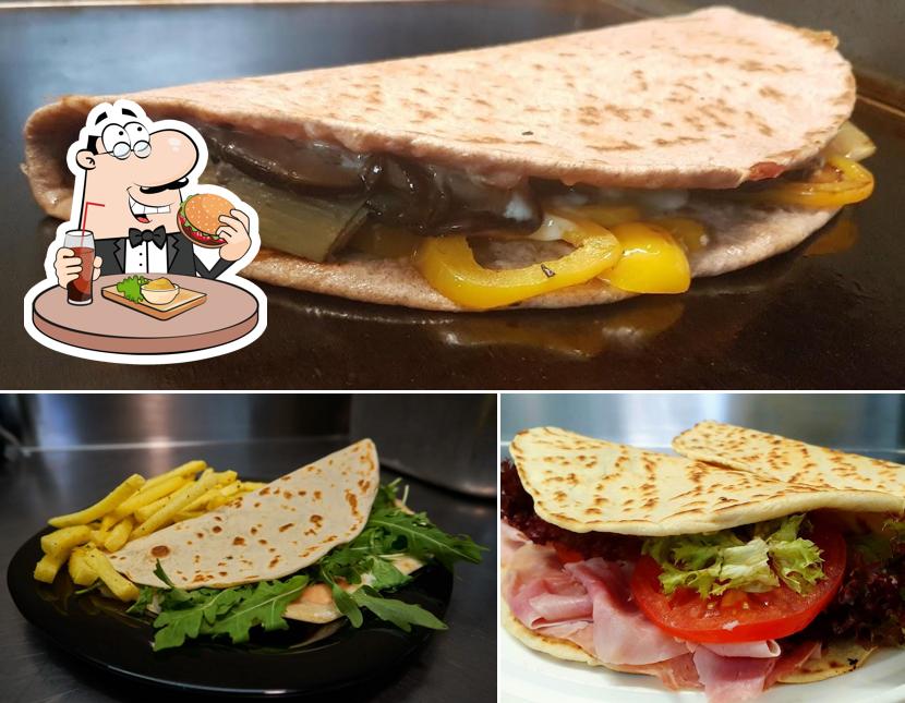 Prova uno dei tipi di hamburger disponibili a Go-Gò N°1