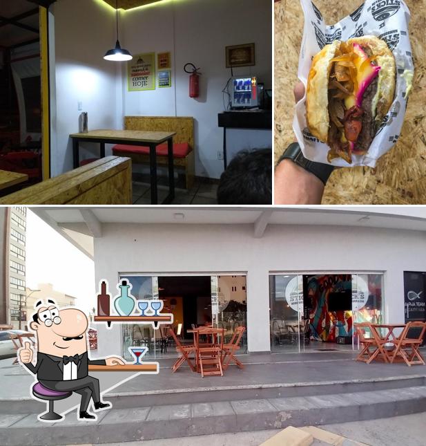 O interior do Stick's Burger