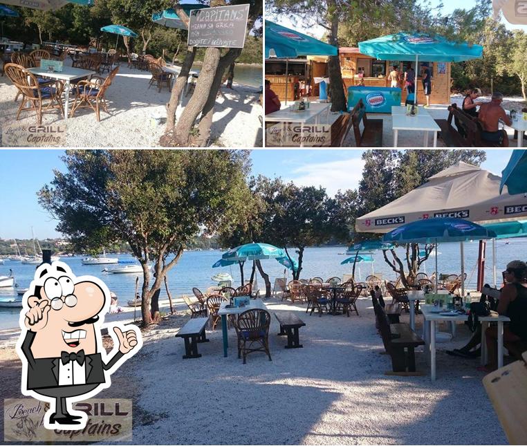 Gli interni di Captains Beach Bar Grill