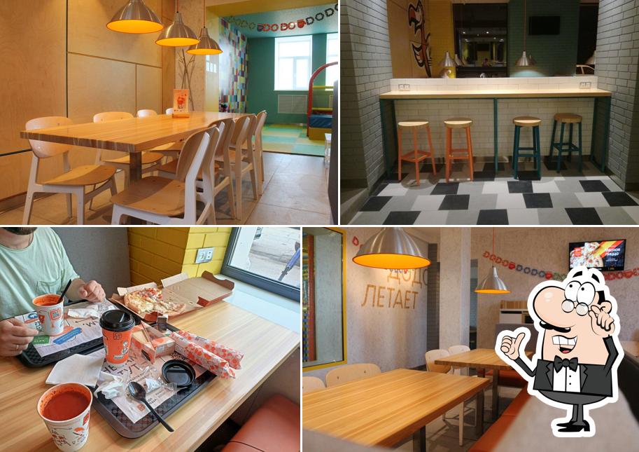 Installez-vous à l'une des tables de Dodo Pizza