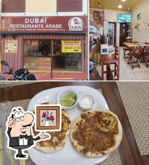 Entre diversos coisas, interior e comida podem ser encontrados no Dubai Restaurante Árabe