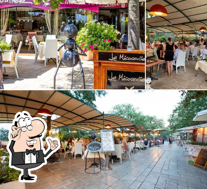 Installez-vous à l'une des tables de Restaurant à Gassin - Le Micocoulier